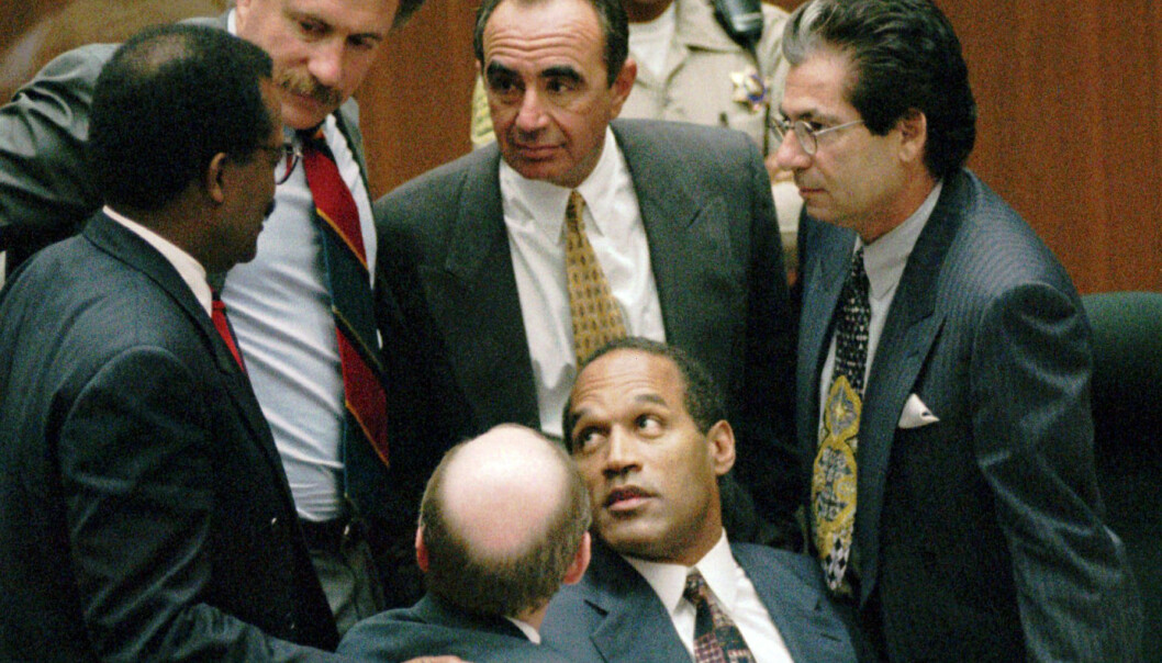 FORSVARERE: Robert Kardashian (til høyre) og Robert Shapiro (nummer to fra høyre) var blant O.J. Simpsons (foran) forsvarere i 1995. Foto: NTB Scanpix FORSVARERE: Robert Kardashian (til høyre) og Robert Shapiro (nummer to fra høyre) var blant O.J. Simpsons (foran) forsvarere i 1995. Foto: NTB Scanpix