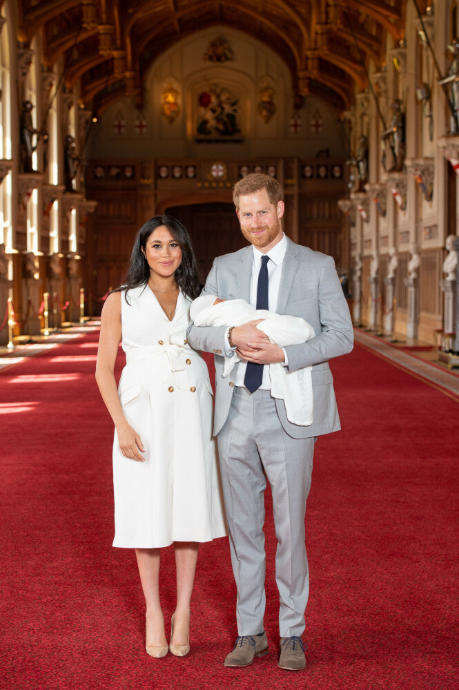 FAMILIE PÅ TRE: Mandag morgen ble hertuginne Meghan (37) og prins Harrys (34) foreldre til sitt første barn. Nå viser de fram sønnen, der bildene er tatt i Windsor Castle. Foto: Pa Photos / NTB Scanpix FAMILIE PÅ TRE: Mandag morgen ble hertuginne Meghan (37) og prins Harrys (34) foreldre til sitt første barn. Nå viser de fram sønnen, der bildene er tatt i Windsor Castle. Foto: Pa Photos / NTB Scanpix