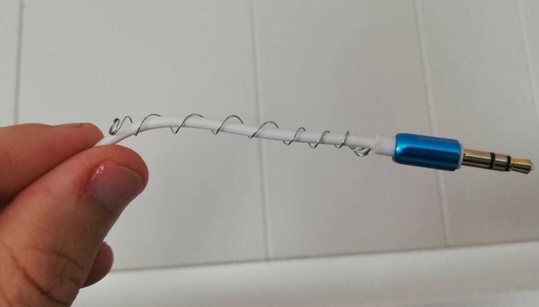 <strong>TVINN DEN PÅ PLASS:</strong> Slik kan det bli seende ut når du har fått fjæra på plass. Ledningen blir med et mer stabil. Foto Sondre Tallaksrud. <strong>TVINN DEN PÅ PLASS:</strong> Slik kan det bli seende ut når du har fått fjæra på plass. Ledningen blir med et mer stabil. Foto Sondre Tallaksrud.