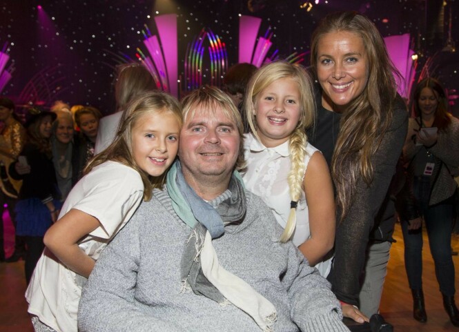 TETT FAMILIEBÅND: Dagfinn og Mona med tvillingdøtrene Mia og Amanda på «Skal vi danse». Førstnevnte har tidligere fortalt at jentene gir ham livsglede. Foto: Tor Lindseth TETT FAMILIEBÅND: Dagfinn og Mona med tvillingdøtrene Mia og Amanda på «Skal vi danse». Førstnevnte har tidligere fortalt at jentene gir ham livsglede. Foto: Tor Lindseth