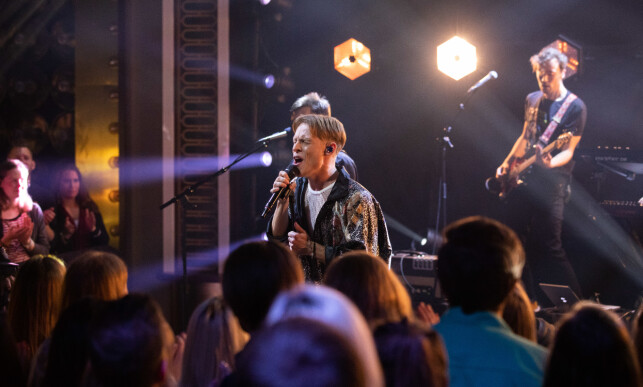 DEBUT: Sondre Justad framfører låta for første gang på «Senkveld» fredag. Foto: TV 2 DEBUT: Sondre Justad framfører låta for første gang på «Senkveld» fredag. Foto: TV 2