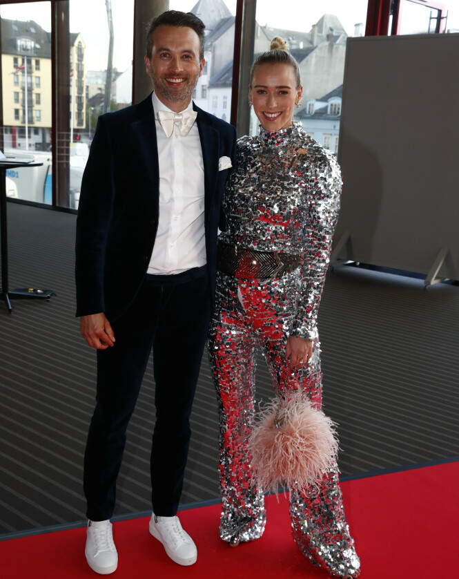 <strong>I FINSTASEN:</strong> Peter Bubresko stylet fløyelsdressen sin med hvite sneakers - og en tversoversløyfe fra Tom Ford - lånt av selveste Jan Thomas. Katarina Flatland gikk for paljetter fra topp til tå. Foto: Andreas Fadum <strong>I FINSTASEN:</strong> Peter Bubresko stylet fløyelsdressen sin med hvite sneakers - og en tversoversløyfe fra Tom Ford - lånt av selveste Jan Thomas. Katarina Flatland gikk for paljetter fra topp til tå. Foto: Andreas Fadum