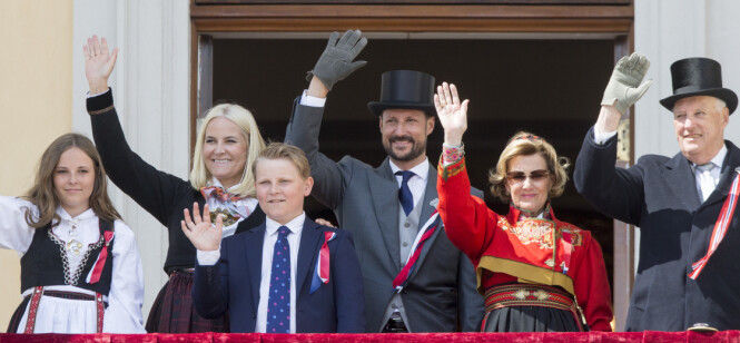 TRADISJON: På 17. mai er det kongeparet og kronprinsfamilien som står på slottsbalkongen. Foto: NTB Scanpix TRADISJON: På 17. mai er det kongeparet og kronprinsfamilien som står på slottsbalkongen. Foto: NTB Scanpix
