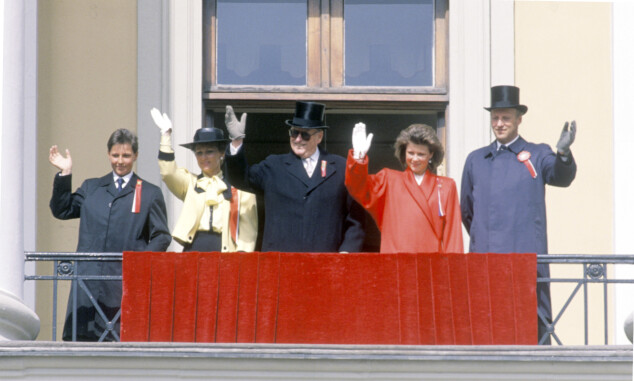 ELDRE: Märtha i 1988 sammen med prins Haakon, kronprinsesse Sonja, kong Olav og kronprins Harald. Foto: NTB Scanpix ELDRE: Märtha i 1988 sammen med prins Haakon, kronprinsesse Sonja, kong Olav og kronprins Harald. Foto: NTB Scanpix