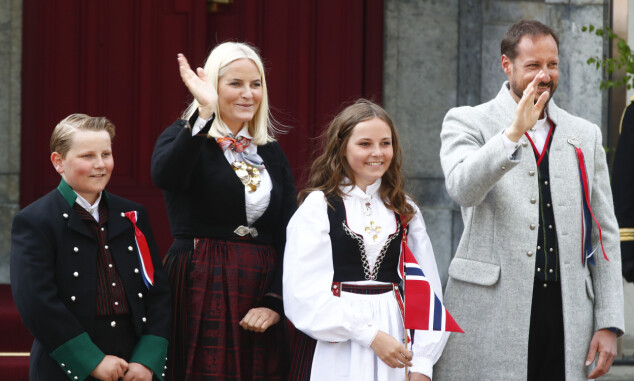 PÅ SKAUGUM: Kronprinsfamilien starter nasjonaldagen på Skaugum. Også i år skal de hilse på barnetoget. Her avbildet på trappa i fjor. Foto: NTB Scanpix PÅ SKAUGUM: Kronprinsfamilien starter nasjonaldagen på Skaugum. Også i år skal de hilse på barnetoget. Her avbildet på trappa i fjor. Foto: NTB Scanpix