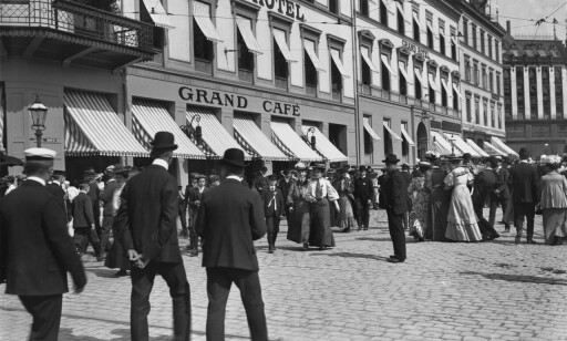 LANGE TRADISJONER: 17. mai-feiring i Karl Johans gater utenfor Grand Café var også populært i 1906, men det var ikke like trangt om plassen. Arkivfoto: Grand Cafe LANGE TRADISJONER: 17. mai-feiring i Karl Johans gater utenfor Grand Café var også populært i 1906, men det var ikke like trangt om plassen. Arkivfoto: Grand Cafe