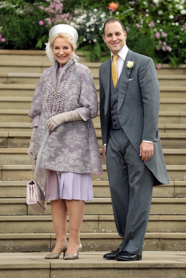STOLTE: Prinsesse Michael av Kent og sønnen Frederick poserte på kirketrappen. Foto: NTB scanpix STOLTE: Prinsesse Michael av Kent og sønnen Frederick poserte på kirketrappen. Foto: NTB scanpix
