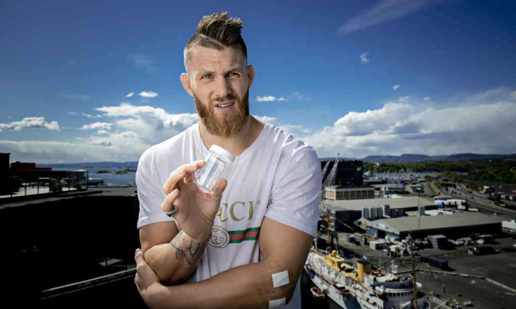 SMERTE: Emil Meek viser fram et beger med en centimeter med smerte, operert ut av albuen. Foto: Bjørn Langsem SMERTE: Emil Meek viser fram et beger med en centimeter med smerte, operert ut av albuen. Foto: Bjørn Langsem