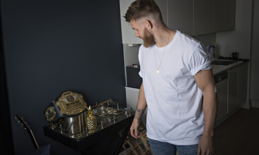 MINNE: Emil Meek ser på Venator-beltet han vant. Foto: Bjørn Langsem MINNE: Emil Meek ser på Venator-beltet han vant. Foto: Bjørn Langsem