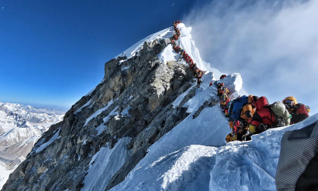 Â«DÃDSKÃÂ»: 41 grupper med til sammen 378 klatrere fra hele verden har fÃ¥tt tillatelse til Ã¥ bestige verdens hÃ¸yeste fjell i Ã¥r.  Dette har resultert i enorme kÃ¸er, som dette bildet fra onsdag viser, og for noen har det endt med dÃ¸den. Foto: Project Possible / AFP / NTB Scanpix