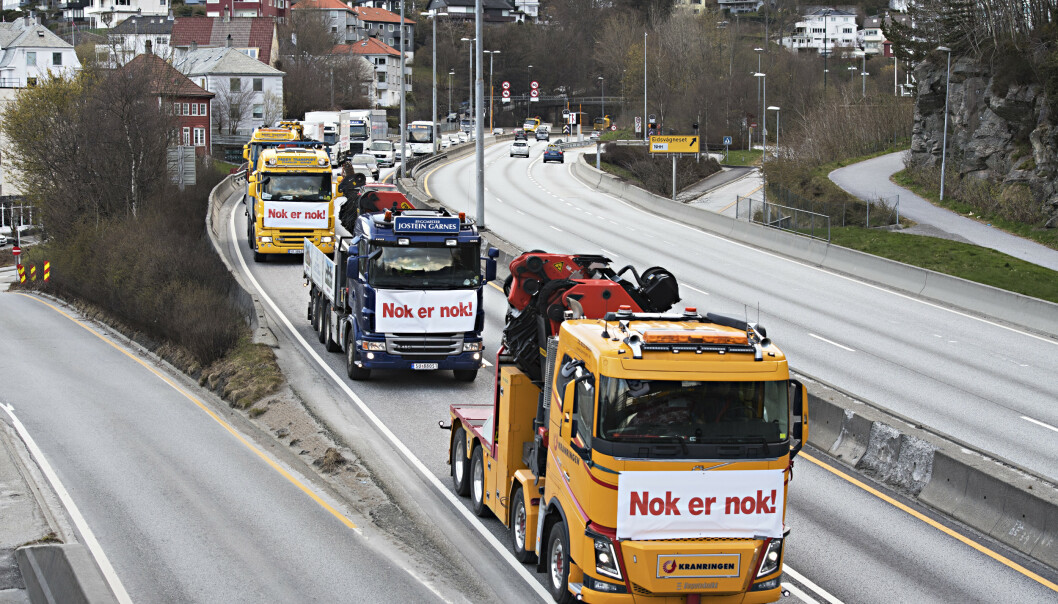 PROTEST: Yrkessjåfører protesterer mot økning av bompengeavgiftene og gjennomfører en kjør-sakte-aksjon på innfartsveiene til Bergen. Bildet er fra 2017. Foto: Marit Hommedal / NTB scanpix PROTEST: Yrkessjåfører protesterer mot økning av bompengeavgiftene og gjennomfører en kjør-sakte-aksjon på innfartsveiene til Bergen. Bildet er fra 2017. Foto: Marit Hommedal / NTB scanpix