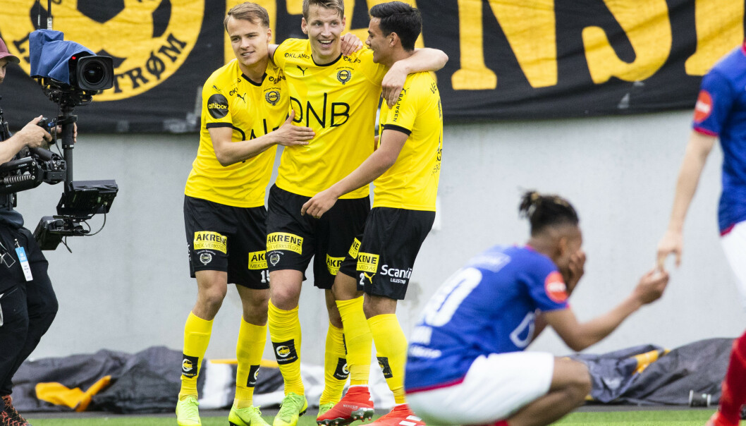 HERJA MED VÅLERENGA: Thomas Lehne Olsen jubler sammen med lagkameratene, mens Chedira Ejuke fortviler foran i bildet. Foto: NTB/Scanpix HERJA MED VÅLERENGA: Thomas Lehne Olsen jubler sammen med lagkameratene, mens Chedira Ejuke fortviler foran i bildet. Foto: NTB/Scanpix