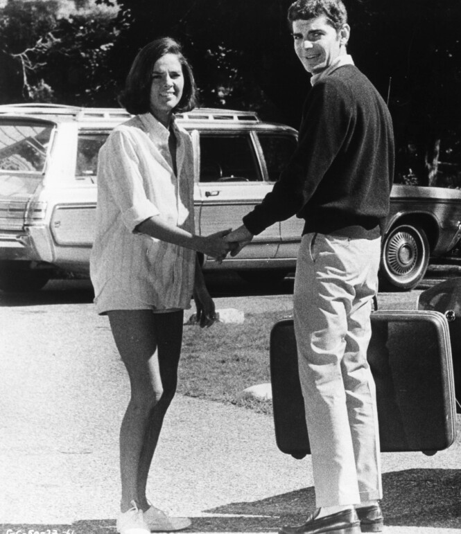 ALI MCGRAW: Richard Benjamin og Ali McGraw filmer inn Goodbye, Columbus i 1969. Foto: Mary Evans Picture ALI MCGRAW: Richard Benjamin og Ali McGraw filmer inn Goodbye, Columbus i 1969. Foto: Mary Evans Picture