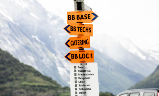 BB-SKILT: Det er hengt opp skilt flere steder i Sæbø med henvisning til «location 1» og «location 2». «BB» står trolig for filmens kodenavn, «Blue Bayou». Foto: Christian Roth Christensen BB-SKILT: Det er hengt opp skilt flere steder i Sæbø med henvisning til «location 1» og «location 2». «BB» står trolig for filmens kodenavn, «Blue Bayou». Foto: Christian Roth Christensen
