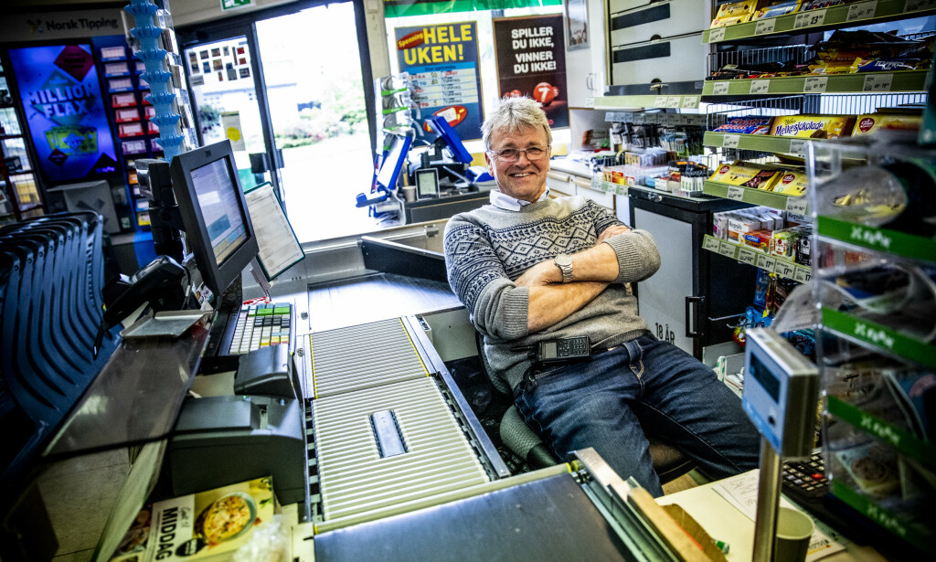 STENGER: Skiltet merket med lokasjon 2 peker rett mot Joker-butikken til Thorbjørn Slettedal. Han holder butikken stengt deler av onsdag, men er hemmelighetsfull om hva som egentlig skal skje der inne. Foto: Christian Roth Christensen / Dagbladet STENGER: Skiltet merket med lokasjon 2 peker rett mot Joker-butikken til Thorbjørn Slettedal. Han holder butikken stengt deler av onsdag, men er hemmelighetsfull om hva som egentlig skal skje der inne. Foto: Christian Roth Christensen / Dagbladet