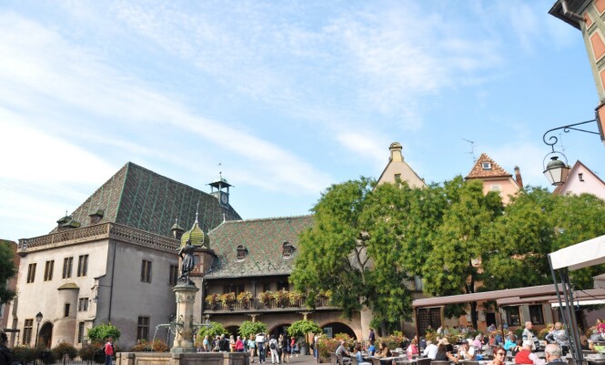 KOSELIGE TORG:
Colmar er en by
man rusler rundt
i, for så å slå seg
ned på nærmeste
uteservering. KOSELIGE TORG:
Colmar er en by
man rusler rundt
i, for så å slå seg
ned på nærmeste
uteservering.