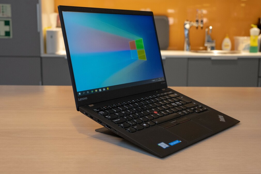 NESTEN USYNLIG: Vi ble raskt imponert over den lille, men hendige laptopstøtten MOFT: Foto: Martin Kynningsrud Størbu NESTEN USYNLIG: Vi ble raskt imponert over den lille, men hendige laptopstøtten MOFT: Foto: Martin Kynningsrud Størbu