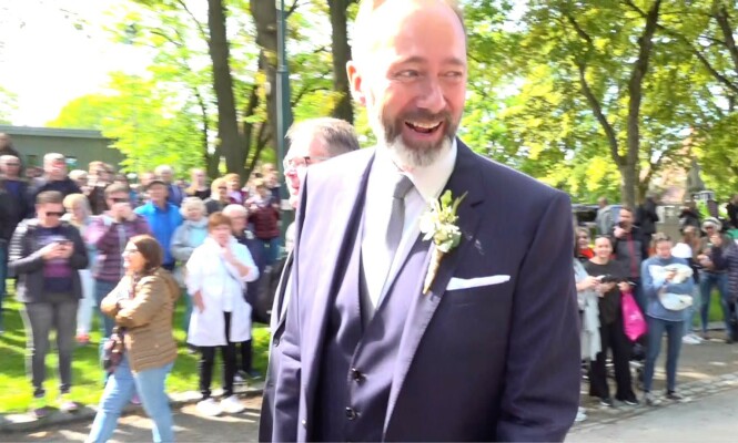 SPENT: Trond Giske var blant de første som ankom kirka lørdag. Foto: Rød Løper SPENT: Trond Giske var blant de første som ankom kirka lørdag. Foto: Rød Løper