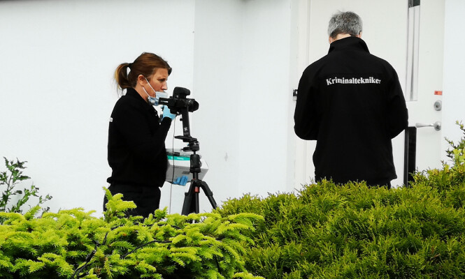 <strong>ETTERFORSKES:</strong> Politiets kriminalteknikere var mandag på plass ved boligen på Vatne i Sandnes for å sikre bevis i saken. Foto: Ronny Hjertås <strong>ETTERFORSKES:</strong> Politiets kriminalteknikere var mandag på plass ved boligen på Vatne i Sandnes for å sikre bevis i saken. Foto: Ronny Hjertås