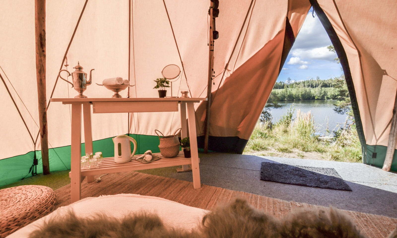 LUKSUSVARIANTEN: Her får du egne glampingtelt - med vask inkludert. Foto: Johanna Fransson LUKSUSVARIANTEN: Her får du egne glampingtelt - med vask inkludert. Foto: Johanna Fransson