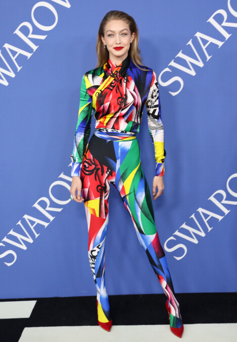 I FJOR: På CFDA Fashion Awards i 2018 gikk Gigi Hadid for dette fargerike Versace-antrekket. Foto: NTB scanpix I FJOR: På CFDA Fashion Awards i 2018 gikk Gigi Hadid for dette fargerike Versace-antrekket. Foto: NTB scanpix