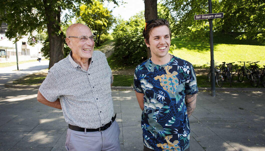 PÅ TURNÉ: Samuel Massie har den siste tida reist rundt med sin bestefar på foredragsturné i Norge. Til høsten blir den eventyrlystne duoen medforskere ved Universitetet i Bergen. Foto: Henning Lillegård / Dagbladet PÅ TURNÉ: Samuel Massie har den siste tida reist rundt med sin bestefar på foredragsturné i Norge. Til høsten blir den eventyrlystne duoen medforskere ved Universitetet i Bergen. Foto: Henning Lillegård / Dagbladet