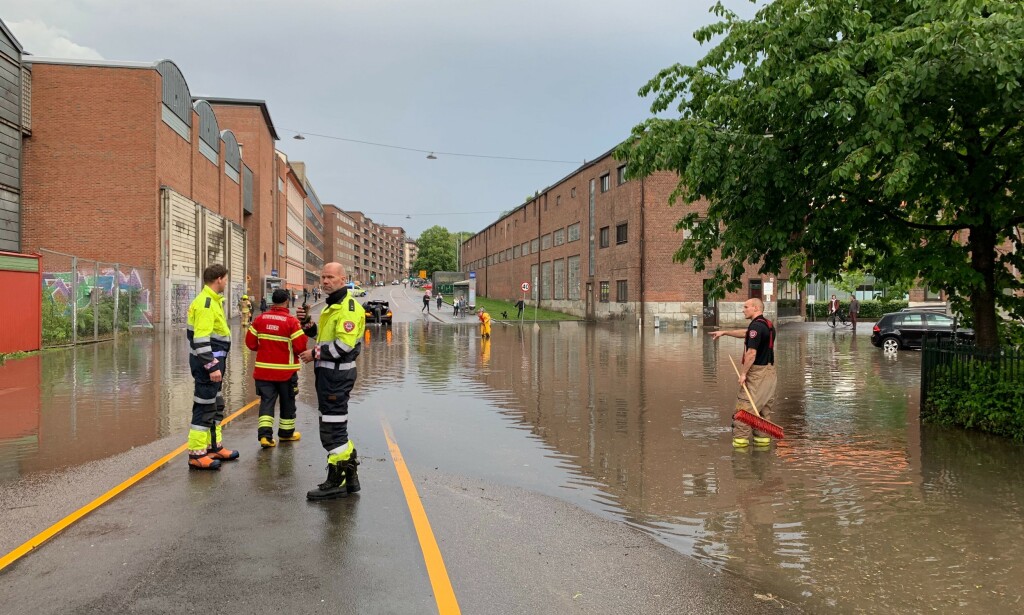 MARIDALSVEIEN: Her jobber brannvesenet nederst i Maridalsveien etter det kraftige regnfallet. En drøy time tidligere var det betydelig mer kaotisk i området. Foto: Emilie Rydning / Dagbladet MARIDALSVEIEN: Her jobber brannvesenet nederst i Maridalsveien etter det kraftige regnfallet. En drøy time tidligere var det betydelig mer kaotisk i området. Foto: Emilie Rydning / Dagbladet