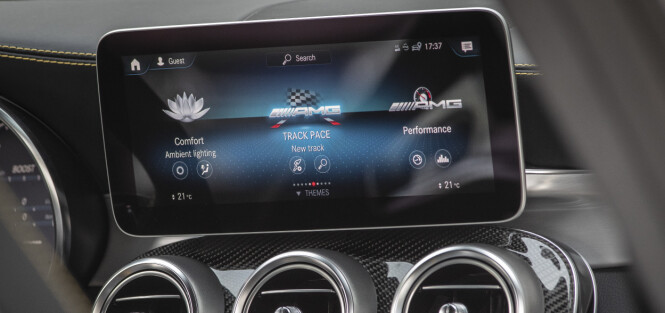 <strong>SMALERE:</strong> Det har tilkommet ny skjerm og AMG har lagt inn egne funksjoner. Foto: Mercedes <strong>SMALERE:</strong> Det har tilkommet ny skjerm og AMG har lagt inn egne funksjoner. Foto: Mercedes