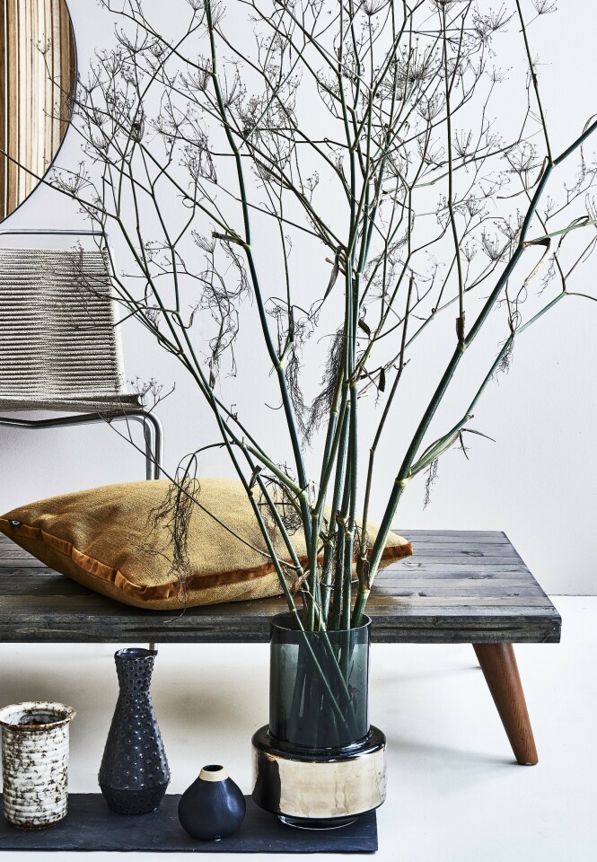 Steintøyvasen og den svarte vasen med prikker er fra Madam Stoltz. Liten, svart vase fra Au Maison. Gulvvase er fra Ro, og stolen PK1 er fra Carl Hansen & Søn. Foto: Martin Panduro Steintøyvasen og den svarte vasen med prikker er fra Madam Stoltz. Liten, svart vase fra Au Maison. Gulvvase er fra Ro, og stolen PK1 er fra Carl Hansen & Søn. Foto: Martin Panduro