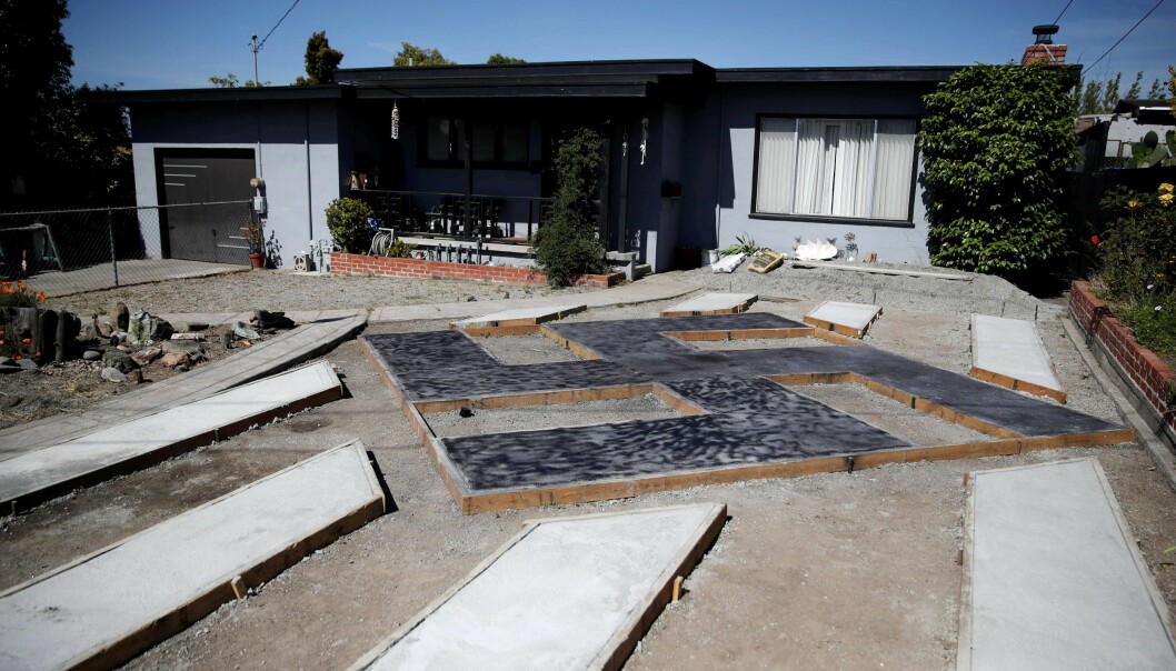 <strong>FORSEGGJORT:</strong> Svastikaen på 3 x 3 meter er møysommelig utformet i betong. Foto: Justin Sullivan / Getty Images / AFP / NTB Scanpix <strong>FORSEGGJORT:</strong> Svastikaen på 3 x 3 meter er møysommelig utformet i betong. Foto: Justin Sullivan / Getty Images / AFP / NTB Scanpix