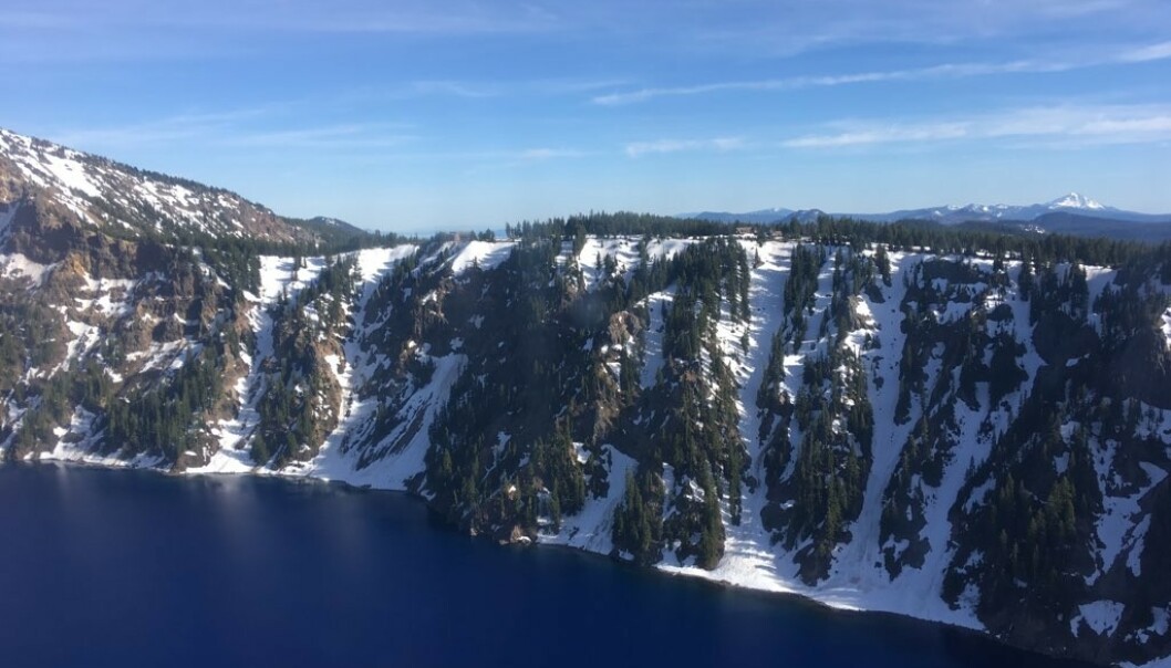 KRATERET: Ifølge Wikipedia er vulkankrateret 2400 meter på det høyeste. Foto: Den amerikanske kystvaktens, 13. distrikt. KRATERET: Ifølge Wikipedia er vulkankrateret 2400 meter på det høyeste. Foto: Den amerikanske kystvaktens, 13. distrikt.
