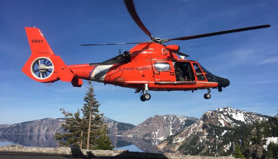 REDDET: Mannen ble reddet, men helsetilstanden hans er ukjent. Foto: Den amerikanske kystvaktens, 13. distrikt. REDDET: Mannen ble reddet, men helsetilstanden hans er ukjent. Foto: Den amerikanske kystvaktens, 13. distrikt.
