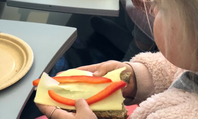 FROKOST PÅ FLYET: Treåringen Live koser seg med hjemmesmurt frokostskive ombord på flyet fra Gardermoen til Gatwick. Foto: privat. FROKOST PÅ FLYET: Treåringen Live koser seg med hjemmesmurt frokostskive ombord på flyet fra Gardermoen til Gatwick. Foto: privat.