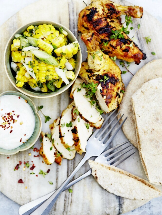 Pitabrød med fyll er en favoritt i mange hjem. Her er en sommerlig versjon. Tips! Grønnsaker som maiskolber, vårløk, asparges – og squash og aubergine i skiver – kan legges direkte på grillen. FOTO: Betina Hastoft Pitabrød med fyll er en favoritt i mange hjem. Her er en sommerlig versjon. Tips! Grønnsaker som maiskolber, vårløk, asparges – og squash og aubergine i skiver – kan legges direkte på grillen. FOTO: Betina Hastoft