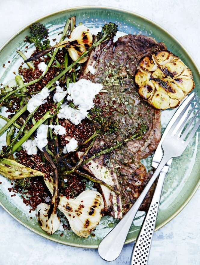 Den fyldige quinoasalaten med grønnsaker er deilig og anneredes tilbehør til de grillede biffene. FOTO: Betina Hastoft Den fyldige quinoasalaten med grønnsaker er deilig og anneredes tilbehør til de grillede biffene. FOTO: Betina Hastoft