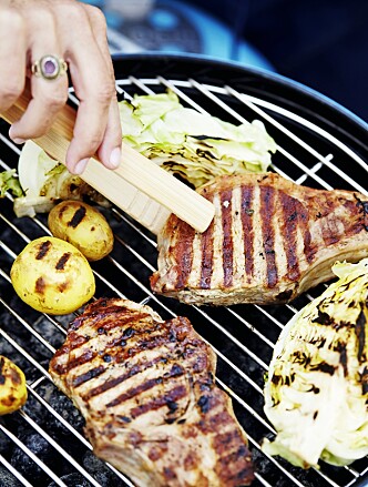 Tørk kjøttet med kjøkkenpapir før du legger det på grillen, så får det en bedre stekeskorpe enn hvis overflaten er fuktig. FOTO: Betina Hastoft Tørk kjøttet med kjøkkenpapir før du legger det på grillen, så får det en bedre stekeskorpe enn hvis overflaten er fuktig. FOTO: Betina Hastoft