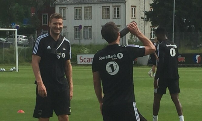 GODT HUMØR: Nicklas Bendtner på fredagens trening. Foto: Håkon Brandsnes / Dagbladet GODT HUMØR: Nicklas Bendtner på fredagens trening. Foto: Håkon Brandsnes / Dagbladet