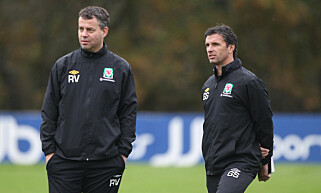 KRITISK: Raymond Verheijen (t.v.). Her sammen med Gary Speed. Nederlenderen var hans assistent på Wales' landslag. Foto: NTB scanpix KRITISK: Raymond Verheijen (t.v.). Her sammen med Gary Speed. Nederlenderen var hans assistent på Wales' landslag. Foto: NTB scanpix