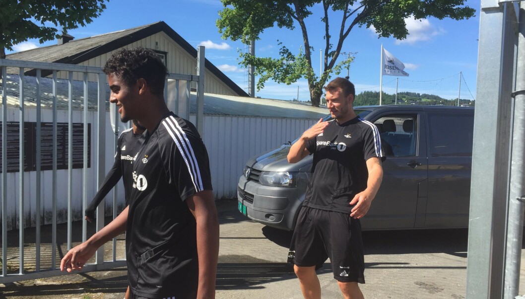GLEDESSPREDER: Nicklas Bendtner illustrerer at han demper en ball på brystet og klinker til på volley, på vei inn til lørdagens trening. Foto: Håkon Østmoe Brandsnes / Dagbladet. GLEDESSPREDER: Nicklas Bendtner illustrerer at han demper en ball på brystet og klinker til på volley, på vei inn til lørdagens trening. Foto: Håkon Østmoe Brandsnes / Dagbladet.
