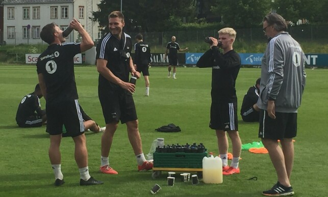 LYSTIG LAG: Edvard Sandvik Tagseth sammen med Mike Jensen og Nicklas Bendtner. Foto: Håkon Brandsnes / Dagbladet LYSTIG LAG: Edvard Sandvik Tagseth sammen med Mike Jensen og Nicklas Bendtner. Foto: Håkon Brandsnes / Dagbladet