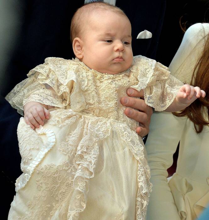2013: Her er prins George fotografert under dåpen, tre måneder gammel. Det er altså denne dåpskjolen Archie også kommer til å ha på seg under sin dåp. Foto: NTB scanpix 2013: Her er prins George fotografert under dåpen, tre måneder gammel. Det er altså denne dåpskjolen Archie også kommer til å ha på seg under sin dåp. Foto: NTB scanpix
