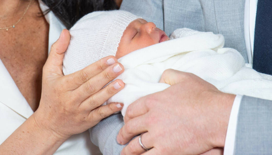 FØRSTE GLIMT: To dager etter fødselen viste Meghan og Harry for første gang frem den lille gutten. Neste måned skal han døpes. Foto: Pa Photos / NTB Scanpix FØRSTE GLIMT: To dager etter fødselen viste Meghan og Harry for første gang frem den lille gutten. Neste måned skal han døpes. Foto: Pa Photos / NTB Scanpix