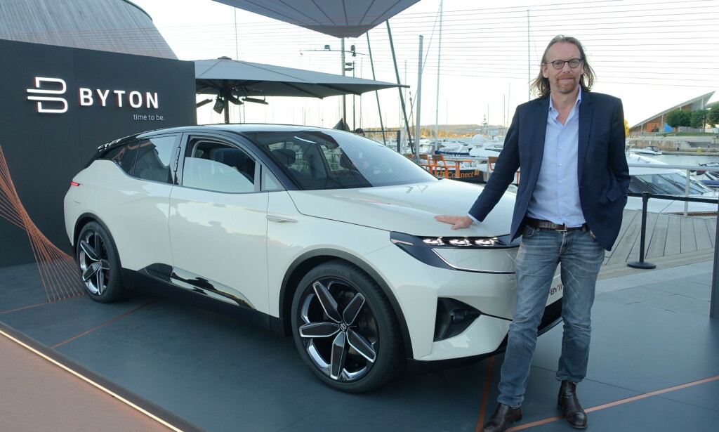 VIST I NORGE: Her er Bytons første modell, crossover-SUV-en M-Byte, da den ble vist for norsk publikum på Aker Brygge i Oslo sommeren 2018. Foran står Bytons sjefsdesigner, Benoît Jacob, som tidligere jobbet hos BMW. Bilen, som kommer i produksjon seinere i år, skal være svært lik denne konseptbilen. Flere tusen nordmenn har satt seg på venteliste. Foto: Knut Moberg VIST I NORGE: Her er Bytons første modell, crossover-SUV-en M-Byte, da den ble vist for norsk publikum på Aker Brygge i Oslo sommeren 2018. Foran står Bytons sjefsdesigner, Benoît Jacob, som tidligere jobbet hos BMW. Bilen, som kommer i produksjon seinere i år, skal være svært lik denne konseptbilen. Flere tusen nordmenn har satt seg på venteliste. Foto: Knut Moberg