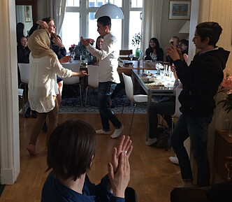 <strong>FEIRING:</strong> I 2016 fikk familien Abbasi ja fra tingretten for å bo i Norge. Her danser Taibeh og Yasin av glede, mens lillebror Eshan står til høyre ved dørkarmen. Foto: Privat <strong>FEIRING:</strong> I 2016 fikk familien Abbasi ja fra tingretten for å bo i Norge. Her danser Taibeh og Yasin av glede, mens lillebror Eshan står til høyre ved dørkarmen. Foto: Privat