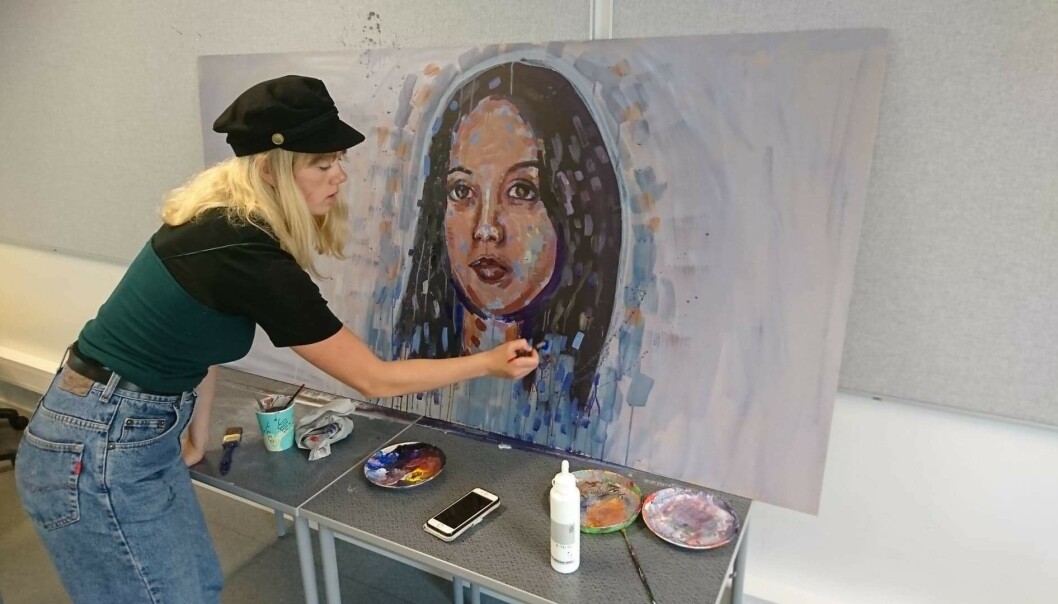 <strong>BLIR MALERI:</strong> De vil mye heller ha Taibeh Abbasi med seg i Trondheim, og er sinna over uttransporteringen i helga. Nå gjør elevene ved Thora Storm videregående seg klare for hjertedemonstrasjon for familien. Her maler Lea Alstad (vg3 KDA) et portrett av Taibeh. Foto: Helen Amundsen Halten <strong>BLIR MALERI:</strong> De vil mye heller ha Taibeh Abbasi med seg i Trondheim, og er sinna over uttransporteringen i helga. Nå gjør elevene ved Thora Storm videregående seg klare for hjertedemonstrasjon for familien. Her maler Lea Alstad (vg3 KDA) et portrett av Taibeh. Foto: Helen Amundsen Halten