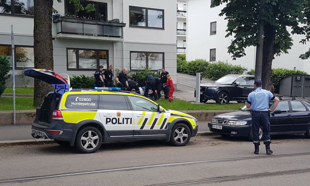 SENDT TIL SYKEHUS: Mannen som ble skutt i beinet er sendt til Ullevål sykehus. Ifølge politiet skal han være ved bevissthet. Foto: Kristoffer Hagen SENDT TIL SYKEHUS: Mannen som ble skutt i beinet er sendt til Ullevål sykehus. Ifølge politiet skal han være ved bevissthet. Foto: Kristoffer Hagen