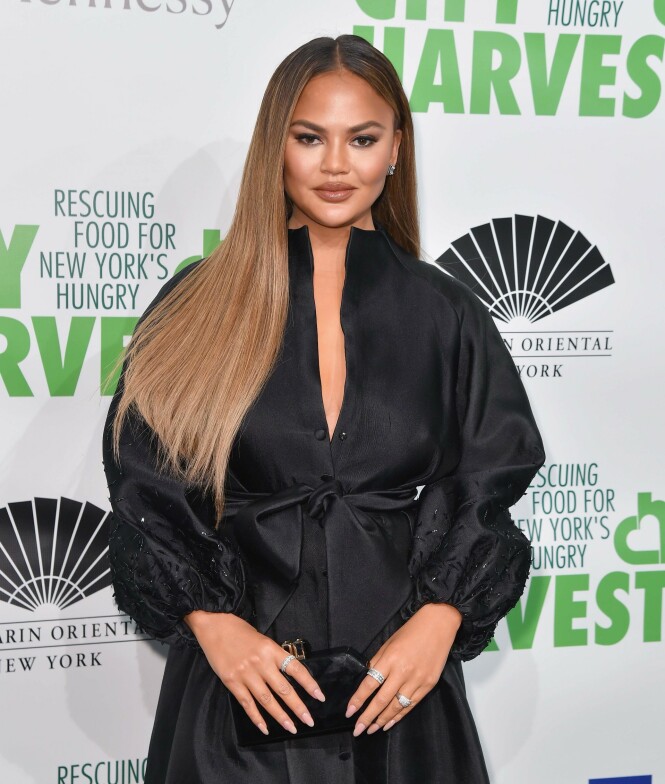 SJOKKERT: Chrissy Teigen delte hvitløksvideoen på sin Twitter-konto hvor hun skrev «HVAAAAAA». Foto: Scanpix SJOKKERT: Chrissy Teigen delte hvitløksvideoen på sin Twitter-konto hvor hun skrev «HVAAAAAA». Foto: Scanpix