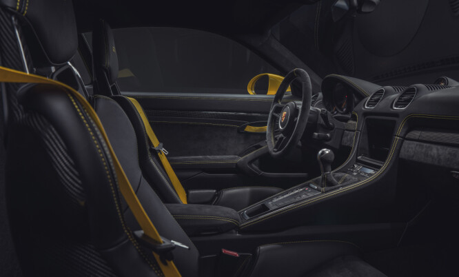 <strong>PORNO:</strong> Store mengder Alcantara, skinn, karbon og kontrastsømmer preger interiøret. Det meste av dette får man også i den billigere, men fortsatt morsomme, GTS. Foto: Porsche <strong>PORNO:</strong> Store mengder Alcantara, skinn, karbon og kontrastsømmer preger interiøret. Det meste av dette får man også i den billigere, men fortsatt morsomme, GTS. Foto: Porsche