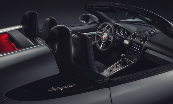 <strong>ÅPEN:</strong> Spyder krever noe mer av deg, men den har et lettvektstak du kan legge over for de raske etappene. Foto: Porsche <strong>ÅPEN:</strong> Spyder krever noe mer av deg, men den har et lettvektstak du kan legge over for de raske etappene. Foto: Porsche