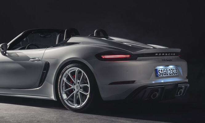 <strong>MOTORISERT:</strong> Spyder kler ikke fast vinge like godt, så her kommer det opp en elektrisk drevet spoiler i hastigheter over 120 km/t. Foto: Porsche <strong>MOTORISERT:</strong> Spyder kler ikke fast vinge like godt, så her kommer det opp en elektrisk drevet spoiler i hastigheter over 120 km/t. Foto: Porsche